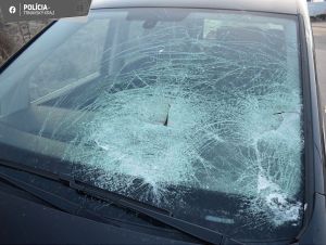 Ľad z kamiónov ohrozuje iné vozidlá, na obchvate rozbil čelné sklo VW